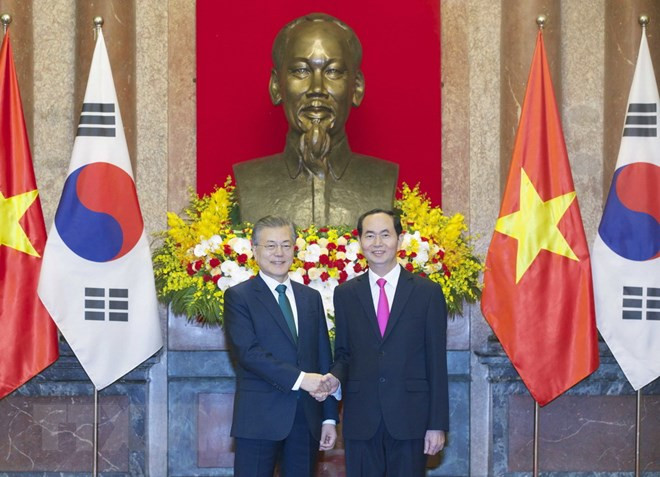 Presidente de Vietnam y Sudcorea sostienen conversaciones oficiales en Hanoi ảnh 1 Presidente de Vietnam y Sudcorea sostienen conversaciones oficiales en Hanoi ảnh 1