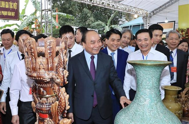 Primer ministro de Vietnam visita famosa aldea ceramista de Bat Trang ảnh 1 Primer ministro de Vietnam visita famosa aldea ceramista de Bat Trang ảnh 1