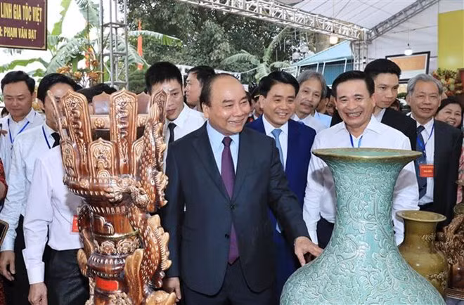 Primer ministro de Vietnam visita famosa aldea ceramista de Bat Trang ảnh 1