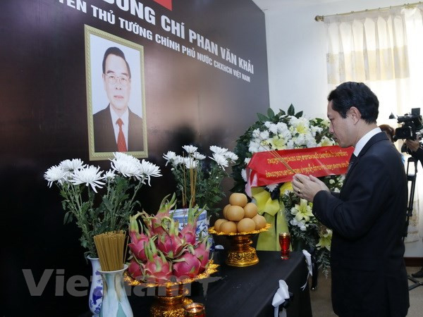 Dirigentes laosianos rinden tributo a Phan Van Khai ảnh 1 Dirigentes laosianos rinden tributo a Phan Van Khai ảnh 1