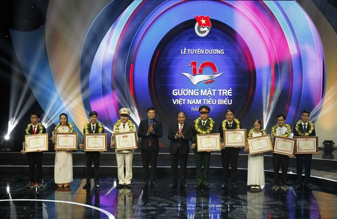Distinguen en Hanoi a jóvenes más destacados en 2017 ảnh 1