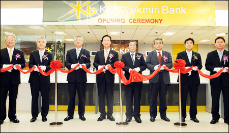 Banco sudcoreano financia construcción de viviendas a favor de obreros en Phu Tho ảnh 1 Banco sudcoreano financia construcción de viviendas a favor de obreros en Phu Tho ảnh 1