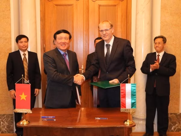 Vietnam y Hungría firman memorando de cooperación entre tribunales supremos ảnh 1