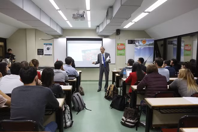 Efectúan charla sobre Vietnam en Universidad Argentina de la Empresa ảnh 2