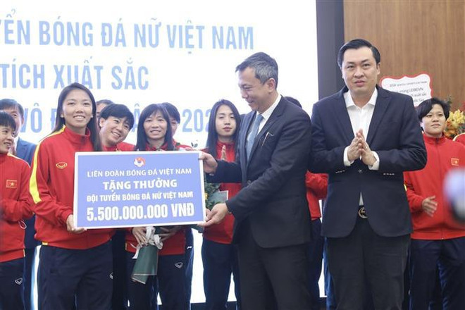 Entregan premios a selección femenina de fútbol de Vietnam por sus excelentes logros ảnh 2 Entregan premios a selección femenina de fútbol de Vietnam por sus excelentes logros ảnh 2
