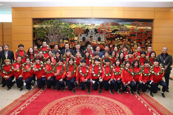 Selección femenina de fútbol de Vietnam regresa al país tras ganar boleto a Mundial 2023 ảnh 4 Selección femenina de fútbol de Vietnam regresa al país tras ganar boleto a Mundial 2023 ảnh 4
