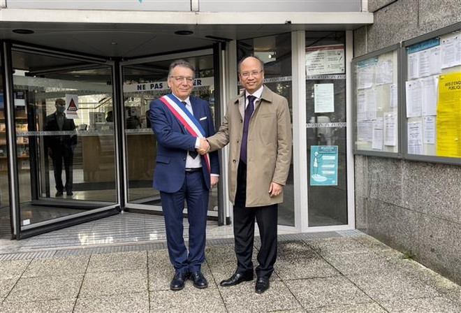 Fortalecen cooperación entre localidades vietnamita y francesa ảnh 1 Fortalecen cooperación entre localidades vietnamita y francesa ảnh 1