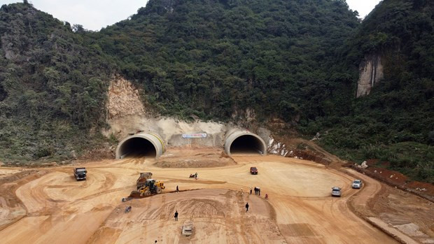 Primer ministro instó a agilizar recuperación y desarrollo socioeconómico en Vietnam ảnh 1