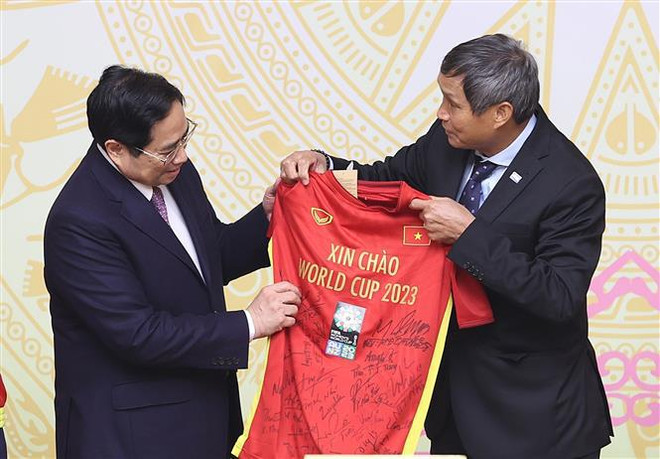 Premier de Vietnam alaba triunfo de selección nacional de fútbol femenino ảnh 2 Premier de Vietnam alaba triunfo de selección nacional de fútbol femenino ảnh 2