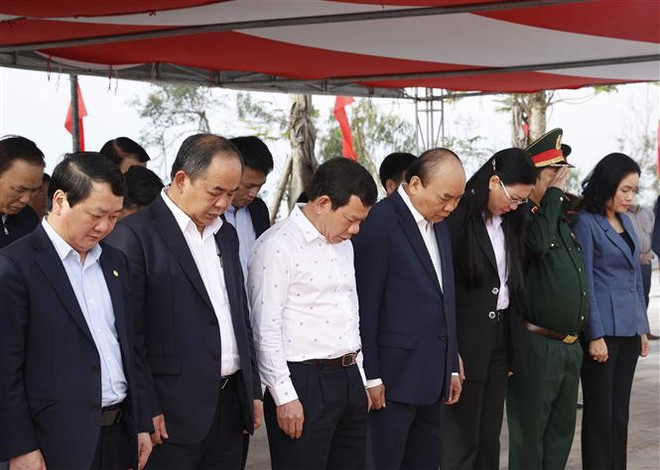 Presidente vietnamita rinde homenaje póstumo al exdirigente Huynh Thuc Khang ảnh 2 Presidente vietnamita rinde homenaje póstumo al exdirigente Huynh Thuc Khang ảnh 2