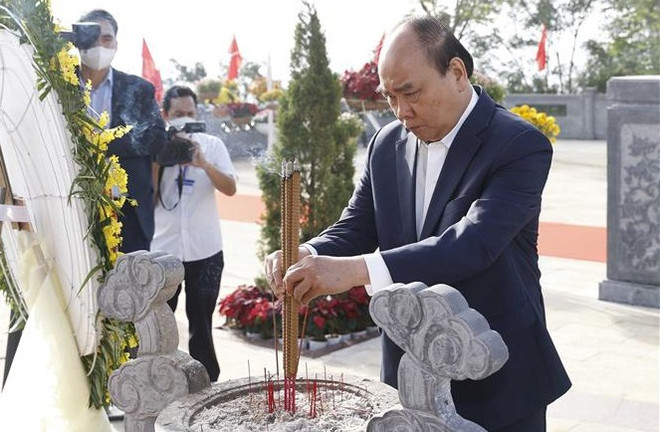 Presidente vietnamita rinde homenaje póstumo al exdirigente Huynh Thuc Khang ảnh 1 Presidente vietnamita rinde homenaje póstumo al exdirigente Huynh Thuc Khang ảnh 1