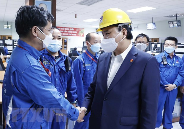 Presidente de Vietnam entrega obsequios a trabajadores de planta de refinería de Binh Son ảnh 1