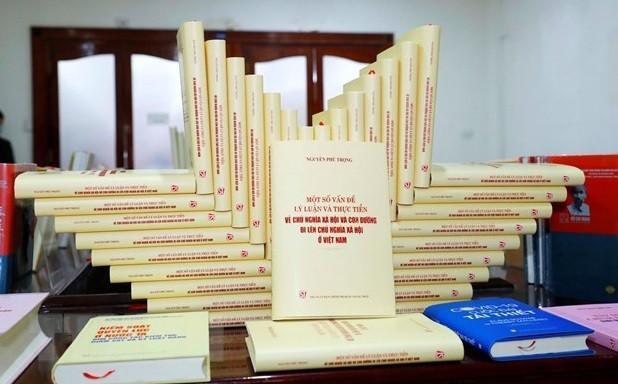 📝 Enfoque: Libro del máximo dirigente partidista traza camino hacia socialismo en Vietnam ảnh 2 📝 Enfoque: Libro del máximo dirigente partidista traza camino hacia socialismo en Vietnam ảnh 2