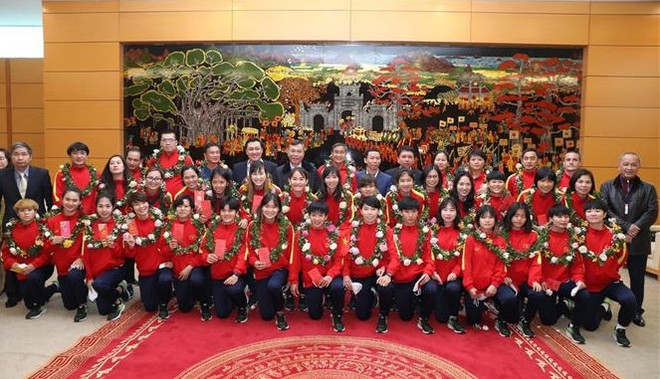 Presidente del Parlamento vietnamita felicita a selección femenina de fútbol por sus destacados logros ảnh 1 Presidente del Parlamento vietnamita felicita a selección femenina de fútbol por sus destacados logros ảnh 1