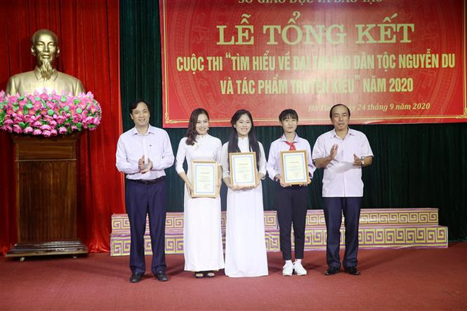 Celebran premiación de obras para aprender sobre poeta vietnamita Nguyen Du y su historia de Kieu ảnh 1 Celebran premiación de obras para aprender sobre poeta vietnamita Nguyen Du y su historia de Kieu ảnh 1