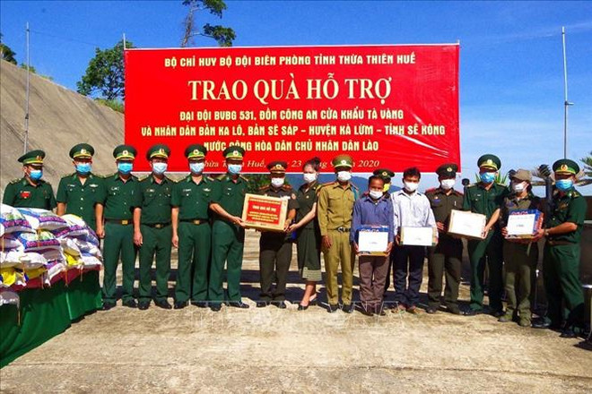 Provincia vietnamita entrega obsequios a soldados y pobladores laosianos ảnh 1 Provincia vietnamita entrega obsequios a soldados y pobladores laosianos ảnh 1