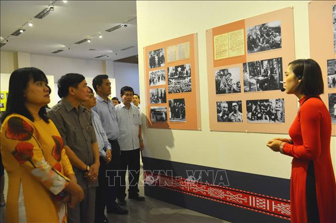 Exhiben en Dak Lak fotografías sobre la vida y trayectoria revolucionaria del Presidente Ho Chi Minh ảnh 1