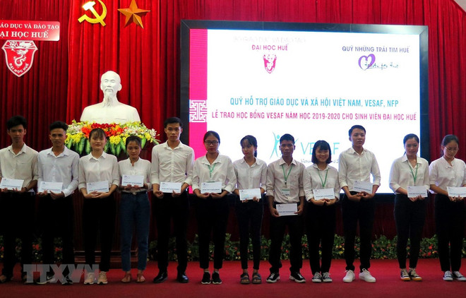 Más de 200 estudiantes de Thua Thien-Hue reciben becas de Vallet ảnh 1