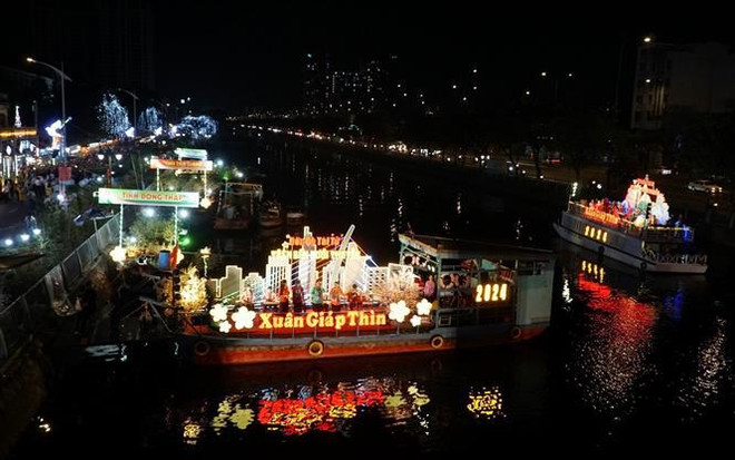 Celebran feria flotante de flores en Ciudad Ho Chi Minh con motivo del Tet ảnh 2 Celebran feria flotante de flores en Ciudad Ho Chi Minh con motivo del Tet ảnh 2
