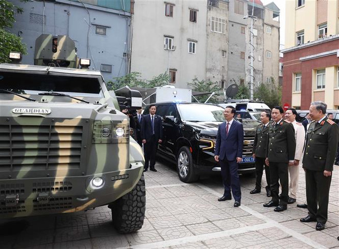 Presidente inspecciona preparativos de fuerzas de seguridad en ocasión del Tet ảnh 2 Presidente inspecciona preparativos de fuerzas de seguridad en ocasión del Tet ảnh 2