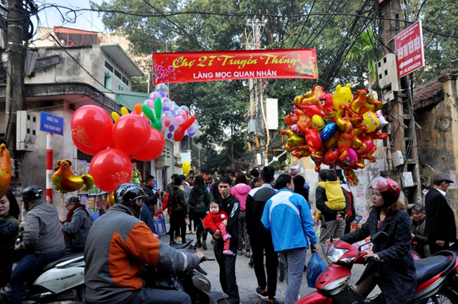 En Hanoi celebran mercado centenario en vísperas del Tet 2024 ảnh 1 En Hanoi celebran mercado centenario en vísperas del Tet 2024 ảnh 1
