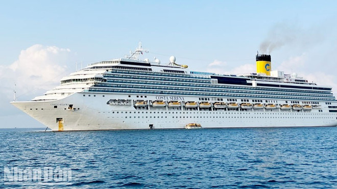 Arriban a la isla vietnamita mil turistas extranjeros a bordo de crucero ảnh 1 Arriban a la isla vietnamita mil turistas extranjeros a bordo de crucero ảnh 1