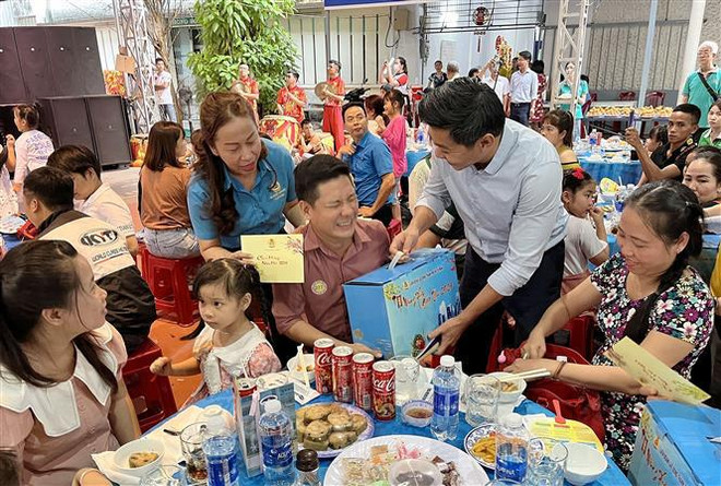  Casi 7,5 millones de trabajadores reciben apoyo en ocasión del Tet ảnh 2