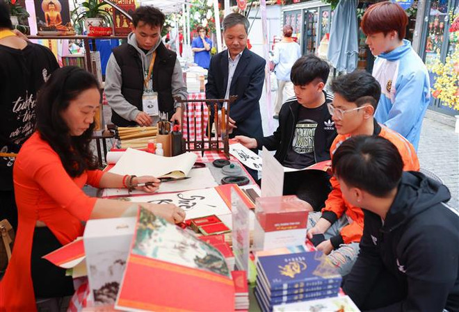 Varias actividades en feria de libros en ocasión del Año Nuevo Lunar 2024 ảnh 1 Varias actividades en feria de libros en ocasión del Año Nuevo Lunar 2024 ảnh 1
