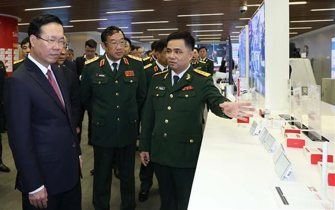 Presidente vietnamita visita Grupo Militar de Industria y Telecomunicaciones Viettel ảnh 3 Presidente vietnamita visita Grupo Militar de Industria y Telecomunicaciones Viettel ảnh 3