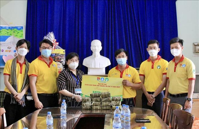 Obsequian regalos del Tet a niños afectados por el COVID-19 en Ciudad Ho Chi Minh ảnh 2