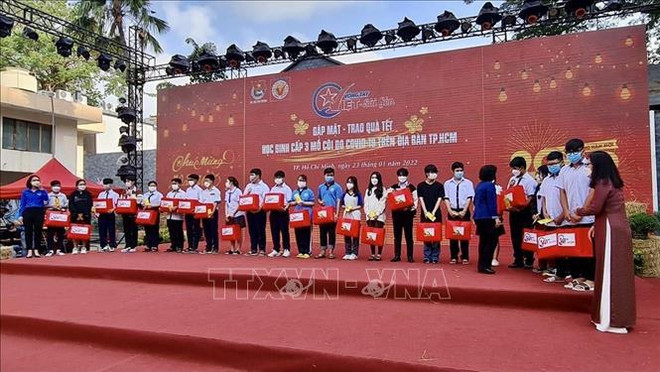 Obsequian regalos del Tet a niños afectados por el COVID-19 en Ciudad Ho Chi Minh ảnh 1