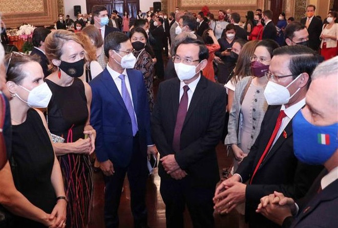 Dirigentes de Ciudad Ho Chi Minh se reúnen con delegaciones consulares ảnh 1 Dirigentes de Ciudad Ho Chi Minh se reúnen con delegaciones consulares ảnh 1