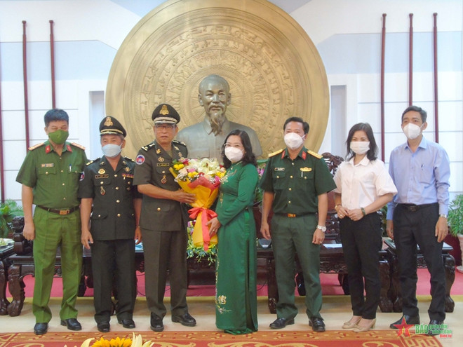 Delegación del Ejército Real de Camboya felicita a provincia vietnamita en ocasión del Tet ảnh 1 Delegación del Ejército Real de Camboya felicita a provincia vietnamita en ocasión del Tet ảnh 1
