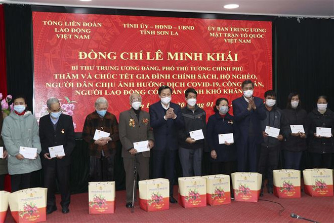 Vicepresidenta vietnamita brinda obsequios a pobladores en ocasión de Tet ảnh 2 Vicepresidenta vietnamita brinda obsequios a pobladores en ocasión de Tet ảnh 2