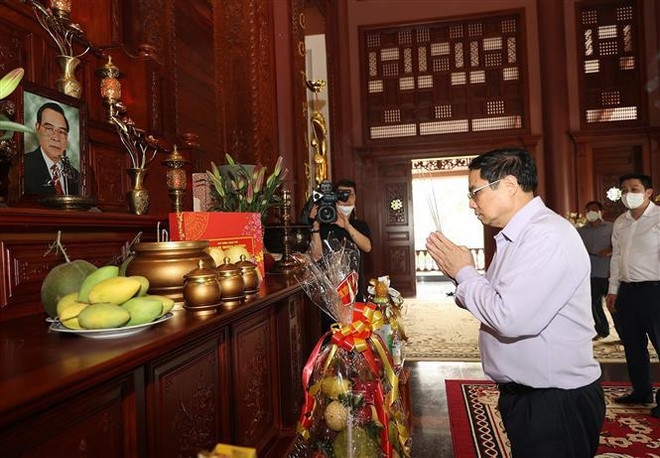 Premier vietnamita visita familias de los exdirigentes del gobierno ảnh 1 Premier vietnamita visita familias de los exdirigentes del gobierno ảnh 1