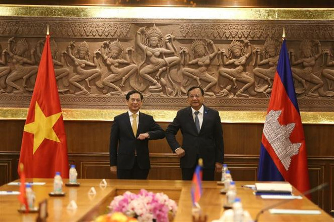 Visita de canciller vietnamita a Camboya robustece nexos bilaterales ảnh 1 Visita de canciller vietnamita a Camboya robustece nexos bilaterales ảnh 1