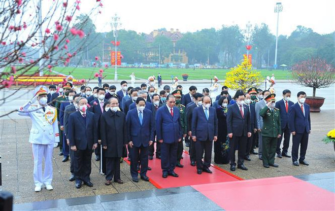 Dirigentes vietnamitas rinden homenaje al Presidente Ho Chi Minh ảnh 1 Dirigentes vietnamitas rinden homenaje al Presidente Ho Chi Minh ảnh 1