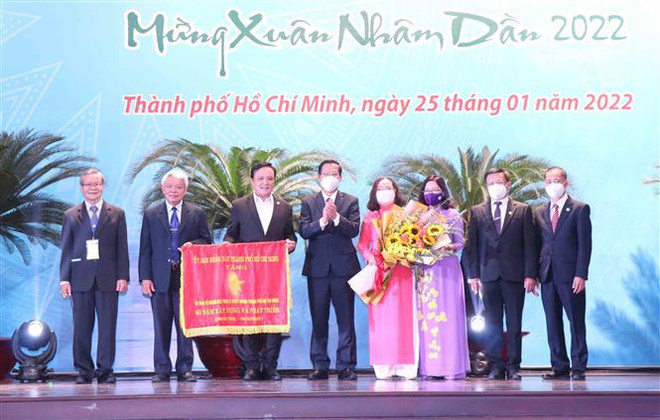 Autoridades de Ciudad Ho Chi Minh transmiten felicitaciones por el Tet a vietnamitas en ultramar ảnh 1 Autoridades de Ciudad Ho Chi Minh transmiten felicitaciones por el Tet a vietnamitas en ultramar ảnh 1