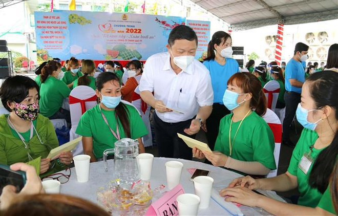 Ciudad Ho Chi Minh comparte alegría del Tet con trabajadores desfavorecidos y estudiantes extranjeros ảnh 2 Ciudad Ho Chi Minh comparte alegría del Tet con trabajadores desfavorecidos y estudiantes extranjeros ảnh 2