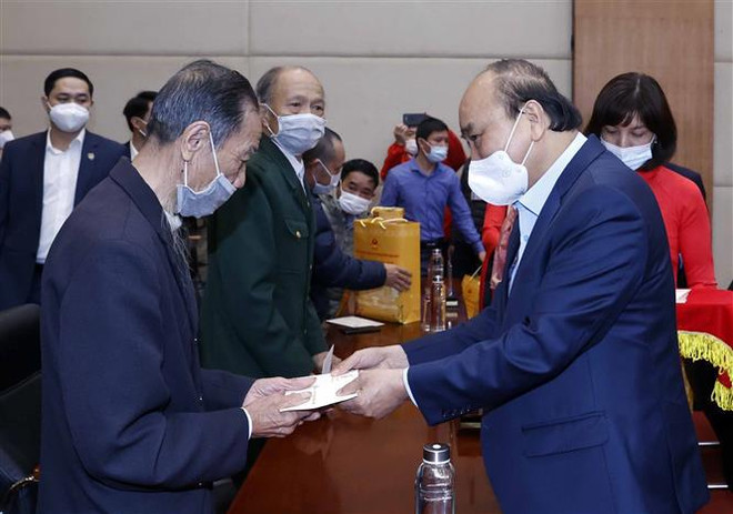 Presidente otorga obsequios a familias y trabajadores vietnamitas en ocasión del Tet ảnh 2 Presidente otorga obsequios a familias y trabajadores vietnamitas en ocasión del Tet ảnh 2