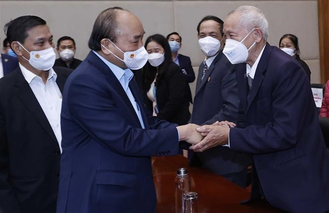 Presidente otorga obsequios a familias y trabajadores vietnamitas en ocasión del Tet ảnh 1 Presidente otorga obsequios a familias y trabajadores vietnamitas en ocasión del Tet ảnh 1