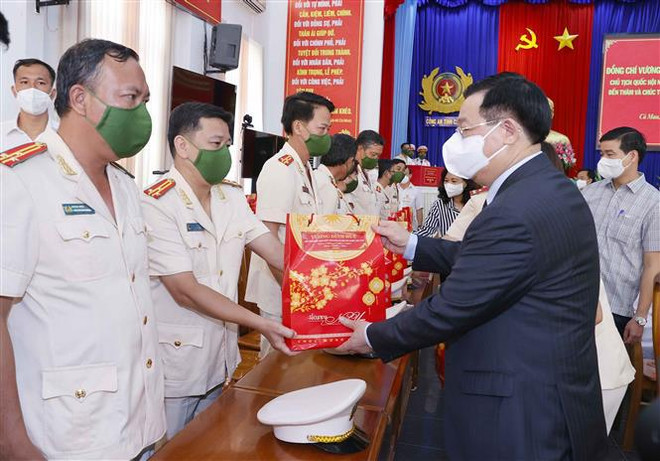 Presidente del Parlamento vietnamita felicita a fuerzas de seguridad y salud de Ca Mau por el Tet ảnh 2 Presidente del Parlamento vietnamita felicita a fuerzas de seguridad y salud de Ca Mau por el Tet ảnh 2