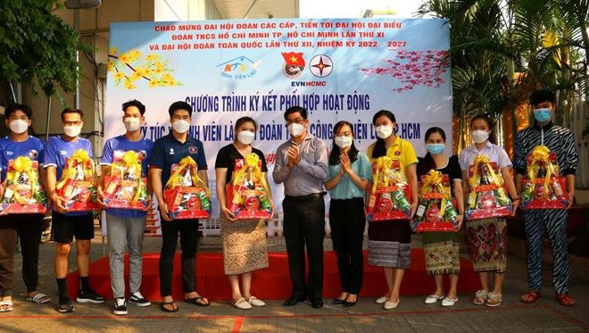 Ciudad Ho Chi Minh comparte alegría del Tet con trabajadores desfavorecidos y estudiantes extranjeros ảnh 1 Ciudad Ho Chi Minh comparte alegría del Tet con trabajadores desfavorecidos y estudiantes extranjeros ảnh 1