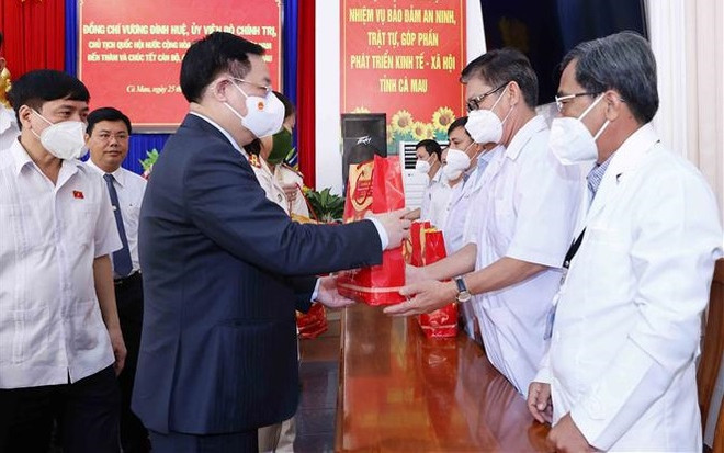 Presidente del Parlamento vietnamita felicita a fuerzas de seguridad y salud de Ca Mau por el Tet ảnh 1 Presidente del Parlamento vietnamita felicita a fuerzas de seguridad y salud de Ca Mau por el Tet ảnh 1