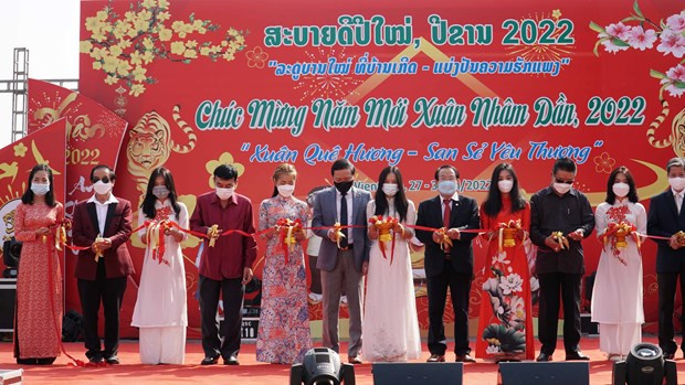 Feria de primavera trae atmósfera del Tet a vietnamitas en Laos ảnh 1