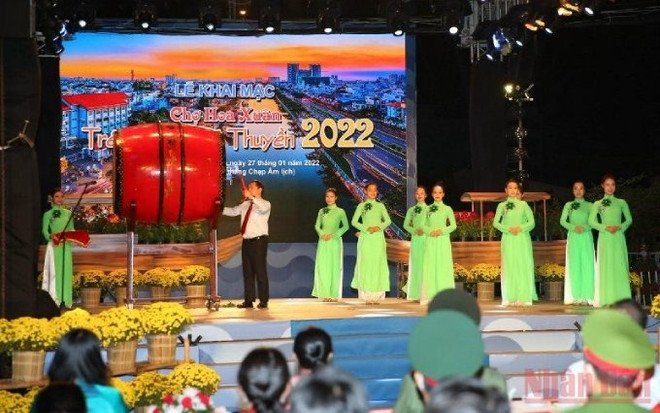 Celebran en Ciudad Ho Chi Minh festival de flores con motivo del Año Nuevo Lunar ảnh 1