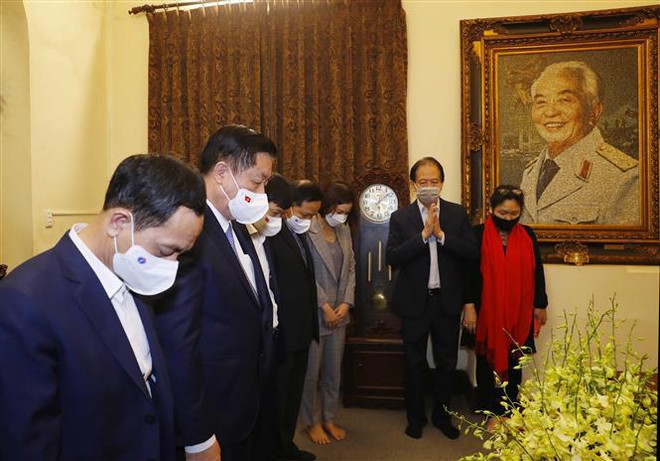 Premier vietnamita visita familias de los exdirigentes del gobierno ảnh 2 Premier vietnamita visita familias de los exdirigentes del gobierno ảnh 2