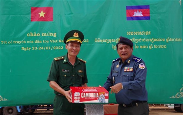 Camboya entrega regalos del Tet a fuerzas armadas de provincia vietnamita de Tay Ninh ảnh 1 Camboya entrega regalos del Tet a fuerzas armadas de provincia vietnamita de Tay Ninh ảnh 1