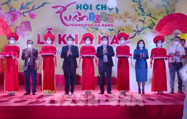 Celebran diversas actividades en ciudades vietnamitas en saludo al Tet ảnh 2 Celebran diversas actividades en ciudades vietnamitas en saludo al Tet ảnh 2