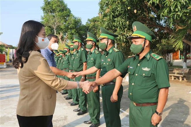 Vicepresidenta vietnamita brinda obsequios a pobladores en ocasión de Tet ảnh 1 Vicepresidenta vietnamita brinda obsequios a pobladores en ocasión de Tet ảnh 1